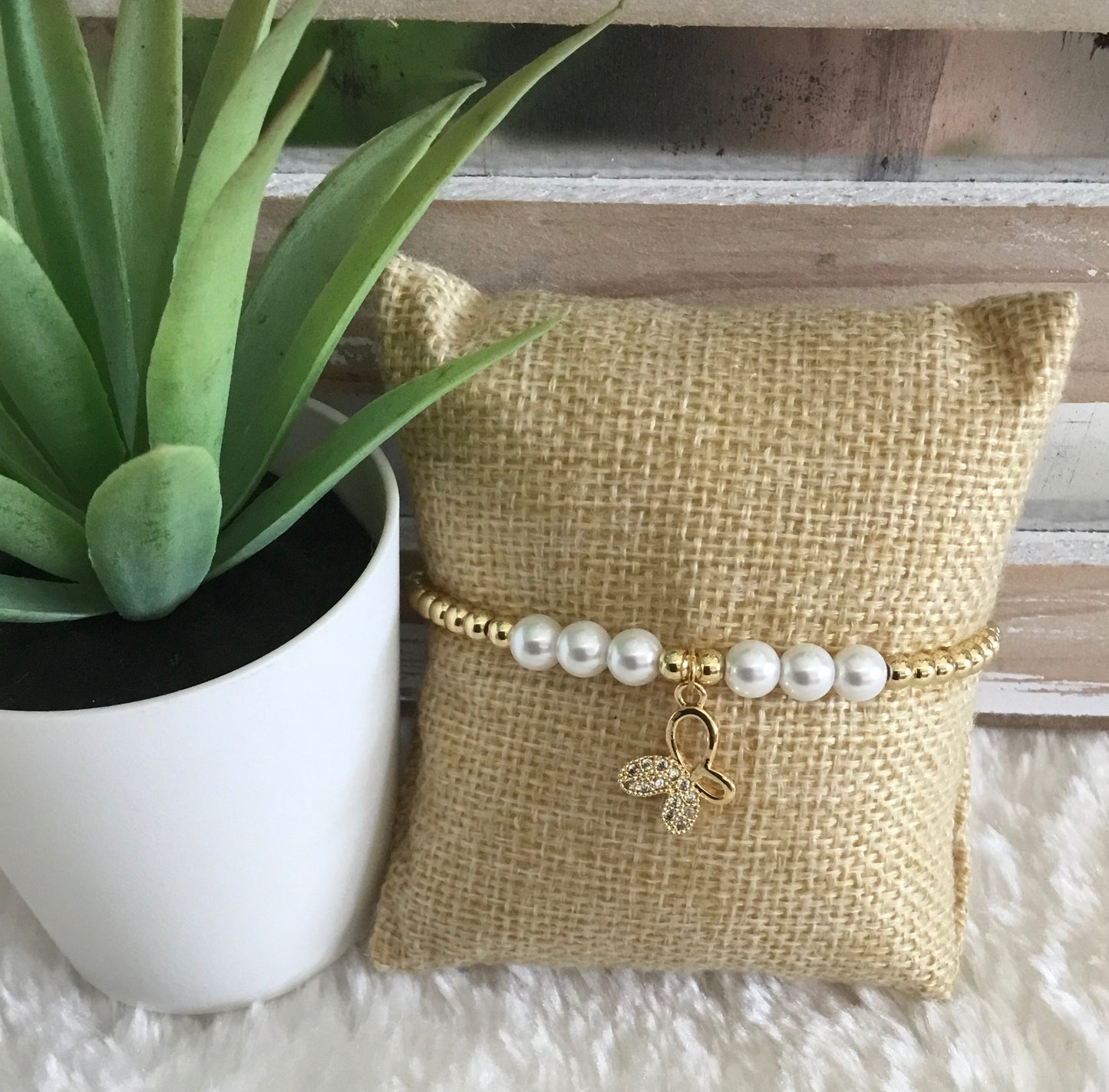 Pulsera Mariposa 🦋 con perlas baño en oro